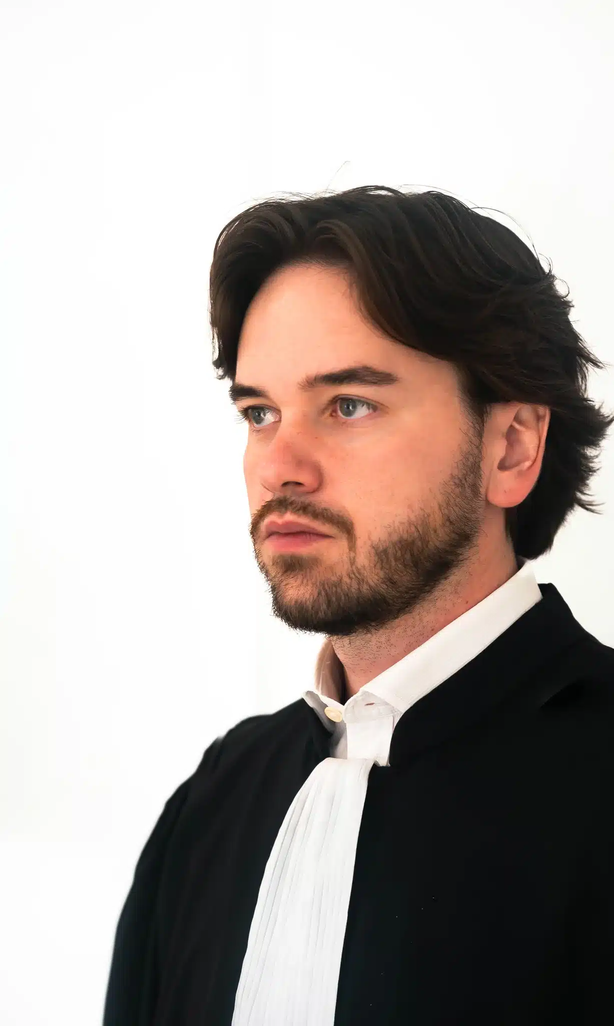 Maître Baptiste Morfin, avocat pénaliste, en robe dans son cabinet