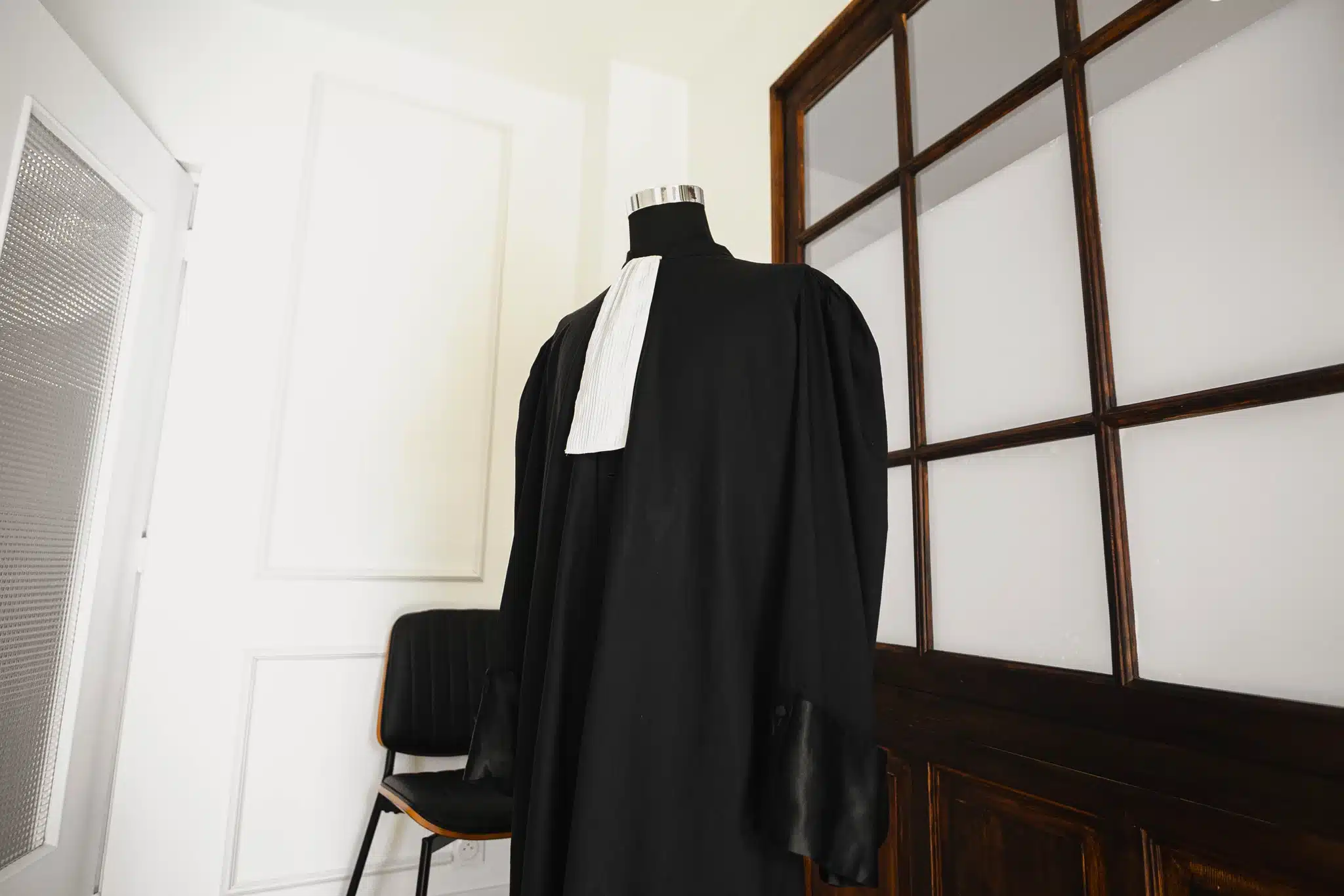 Robe d'avocat au Cabinet Morfin Avocat, avant l'audience