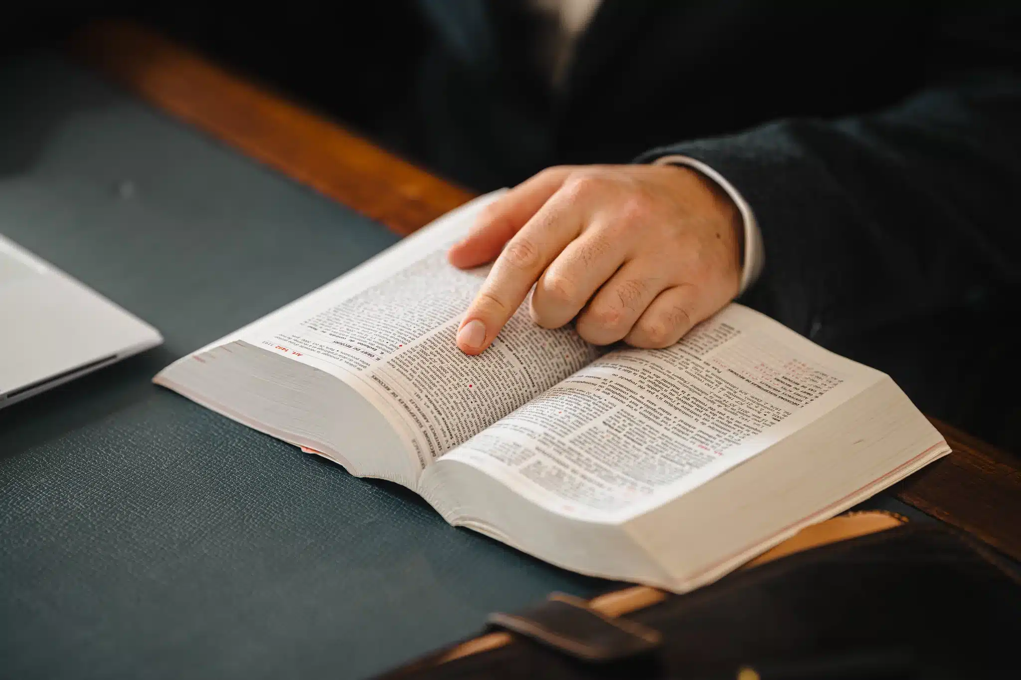 Avocat consultant un code pour préparer une plainte pénale