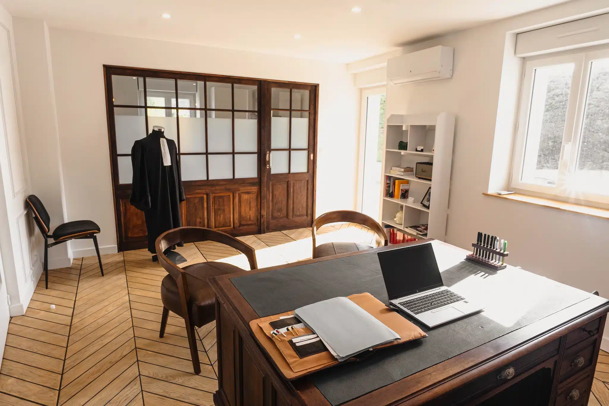 Bureau du Cabinet Morfin Avocat à Saint-Jean-de-Muzols, robe d'avocat et table de travail