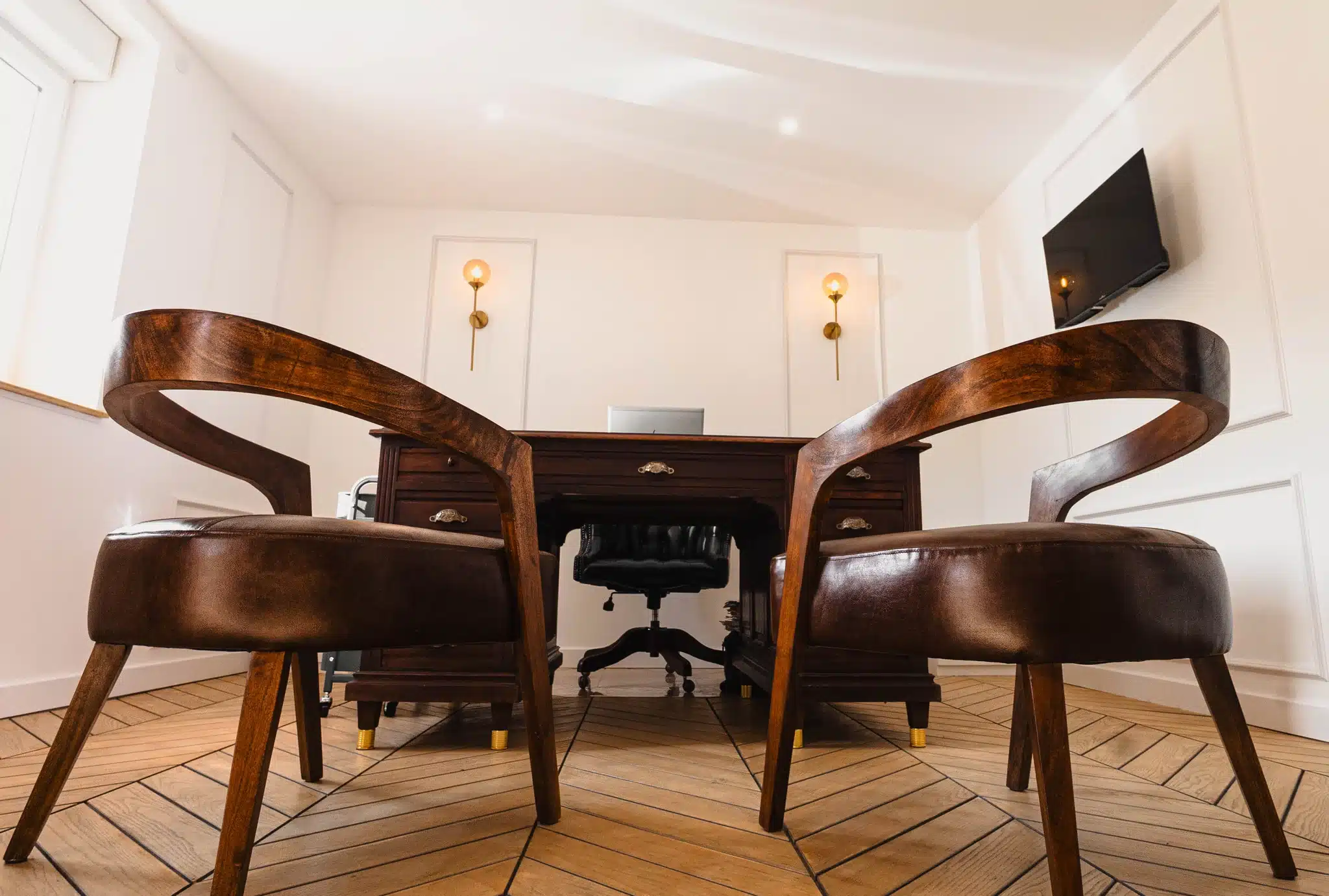 Fauteuils et bureau du Cabinet Morfin Avocat à Saint-Jean-de-Muzols